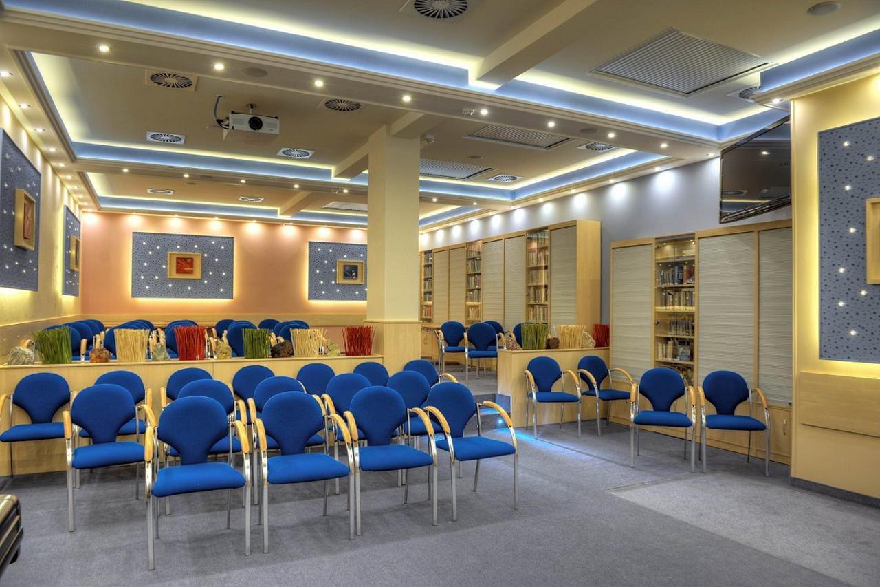 Krivan Hotel كارلوفي فاري المظهر الخارجي الصورة