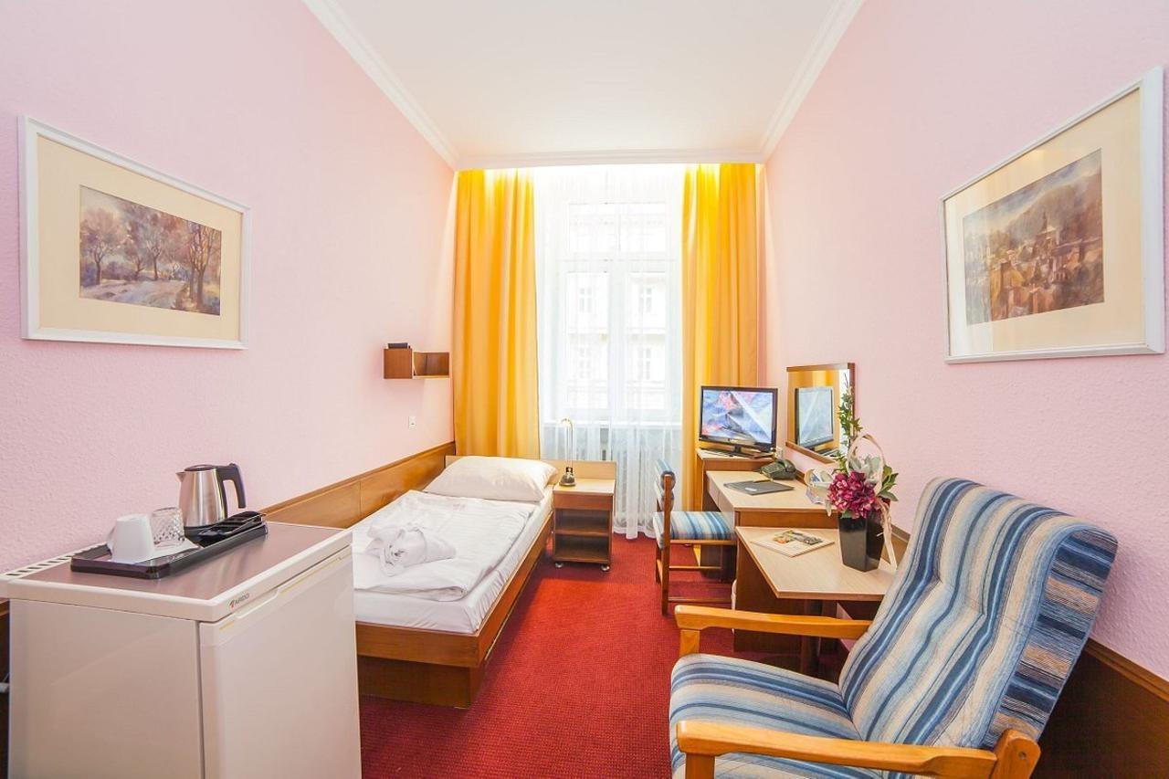 Krivan Hotel كارلوفي فاري المظهر الخارجي الصورة